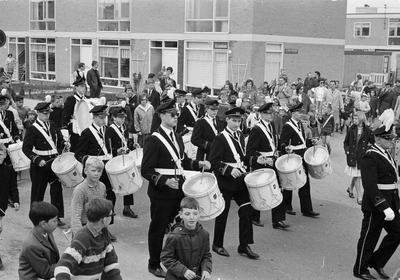 127326 Afbeelding van de parade van het muziekkorps St.-Caecilia op de Neckardreef te Utrecht, ter gelegenheid van ...